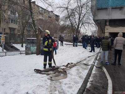 Слезоточивый газ, дымовые шашки, спасатели и полиция: что происходит возле здания «УКРОП» в центре Днепра