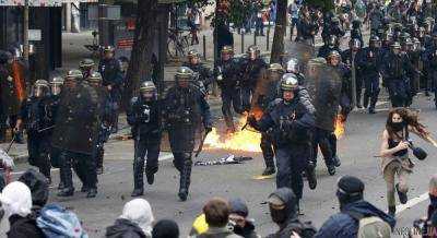 По меньшей мере 30 человек ранены во время столкновений в Париже