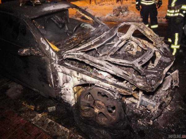В Киеве на Позняках мужчина поджег два автомобиля и скрылся
