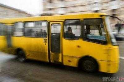 В Киеве маршрутка влетела в дерево