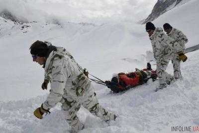 Четыре человека попавших под снежную лавину в России найдены живыми