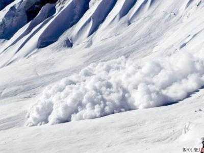 После трех снежных лавин в России под снегом оказалось более 10 человек