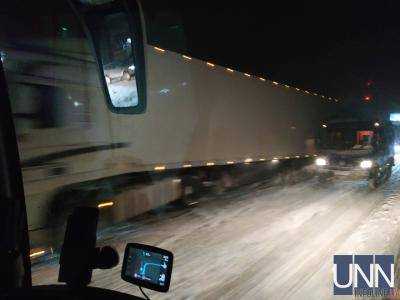 Польшу засыпало снегом: движение на одной из трасс парализовано
