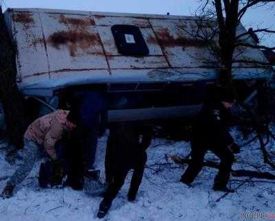 Автобус с пассажирами перевернулся в кювет, есть пострадавшие