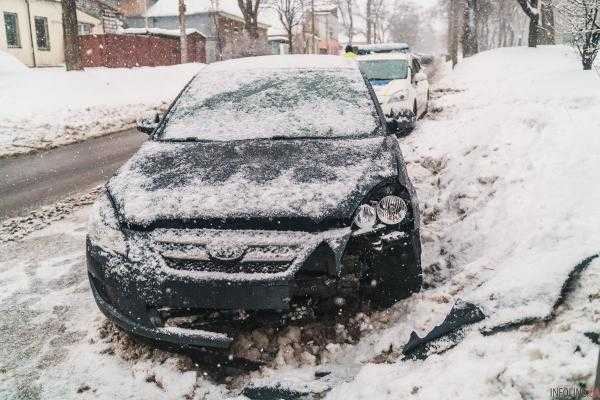 В Днепре водитель въехала в столб, объезжая аварию