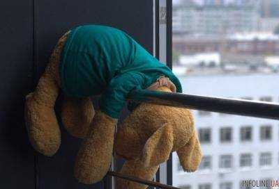 Отец выбросил 5-летнего сына из окна четвертого этажа