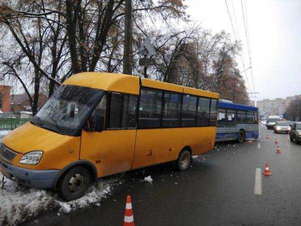 Переполненная маршрутка протаранила легковушку: целая семья погибла, жизнь остальных - в руках врачей