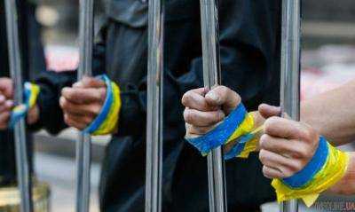 Семьи 77 политзаключенных и военнопленных получили 17 млн грн помощи
