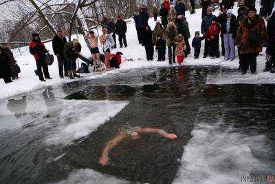 Медик рассказал, кому противопоказаны купания на Крещение