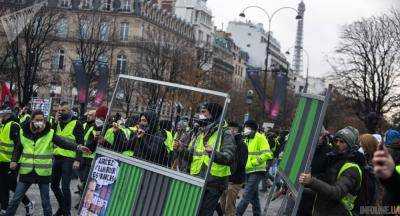 Участника движения "желтых жилетов" осудили на 15 месяцев