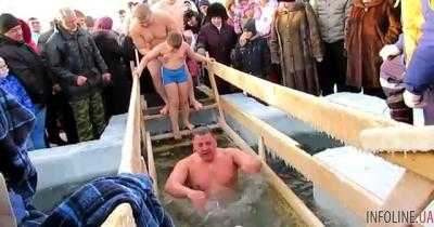 В Киевской области в прорубь окунулись почти 12 тысяч человек