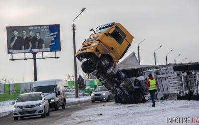 В Киеве  перевернулась фура. Кадры ДТП