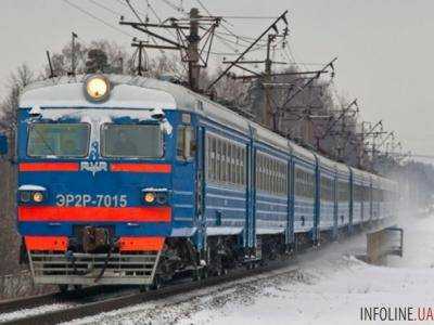 В Полтавской области легковой автомобиль попал под электричку, есть погибшие