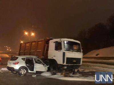 В столице грузовик вылетел на встречную полосу и разбил легковушку