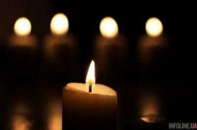 «Плач детей слышала вся улица»: украинцы на коленях попрощались с героем ВСУ. Фото