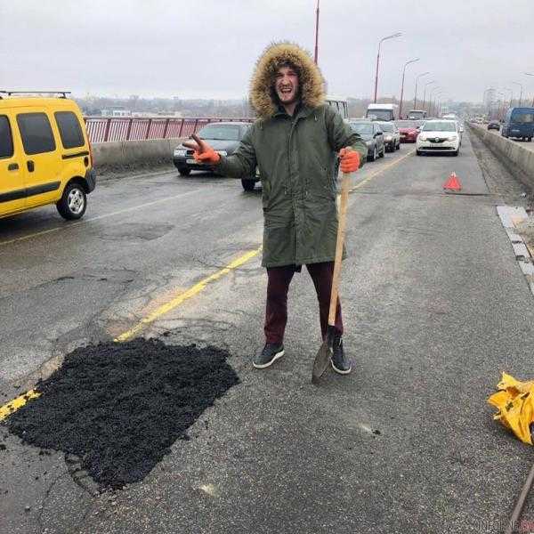 В Днепре люди самостоятельно засыпают ямы на Новом мосту