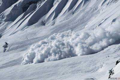 Сильный снегопад стал причиной смертоносной лавины в Гималаях