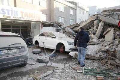 Число жертв обрушения дома в Стамбуле возросло до 18