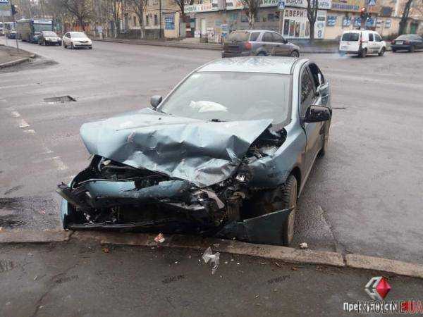 Оппозиционный нардеп разбился в центре Киева: фото с места ДТП