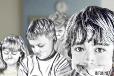 ЧП в школе: учитель отрезала челки детям и заклеила рты скотчем