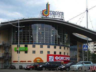 В Киеве в ТРЦ DreamTown дети распивали алкоголь, который им купили взрослые