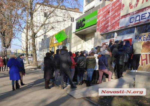 В центре Николаева толпа штурмовала «Сэконд Хэнд»