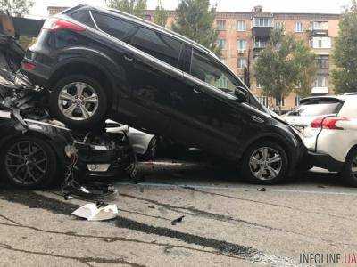 Неадекватный мужчина таранил авто известной ведущей 10 минут подряд