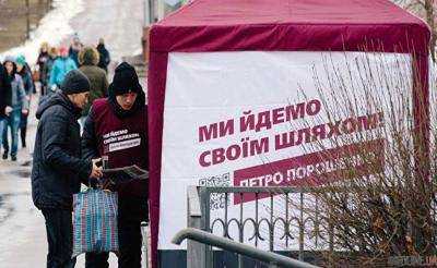 Мужчина на авто наехал на агитационную палатку кандидата в президенты