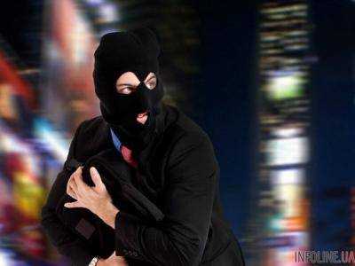 В Черновцах вор, украв телевизор, "залег на дно" в подъезде соседнего дома