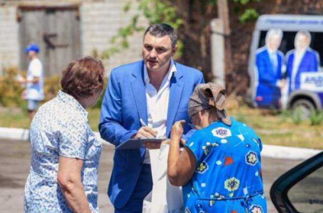 На Донбассе кандидат эпично отомстил избирателям за проигрыш: забрал подарки