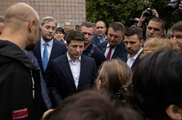 Зеленского чуть не раздавила толпа украинцев