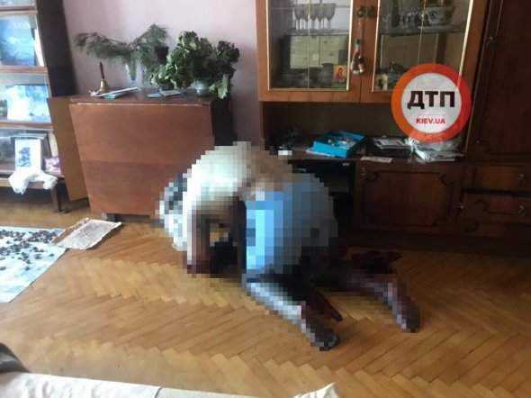 Невыносимый запах: соседи нашли стоящий на четвереньках труп