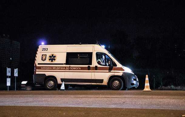В Киеве мужчина попал под грузовик и автобус