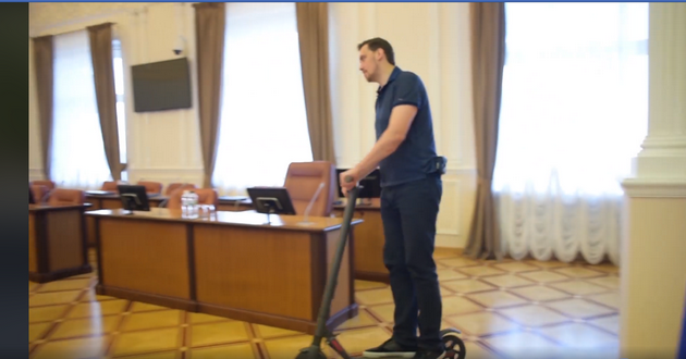 Новый премьер на самокате въехал в Кабмин и свой кабинет