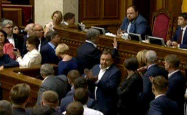 В Раде заблокировали трибуну: команда Порошенко набросились на «Слуг народа»