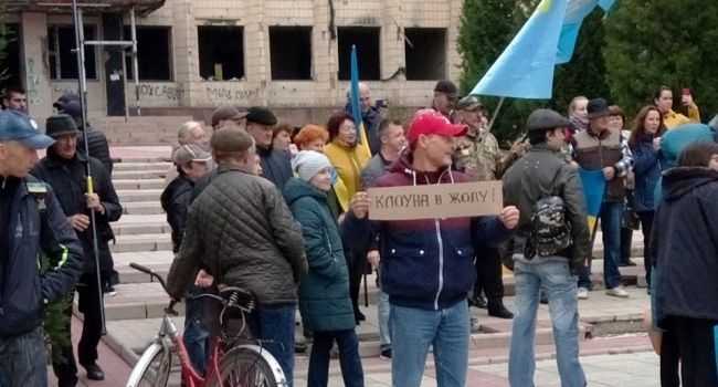 Угрожают бросаться под танки: в Северодонецке требуют не выводить войска ВСУ