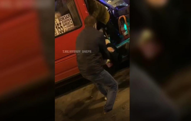 В Днепре пассажирку за ноги выволакивали из маршрутки