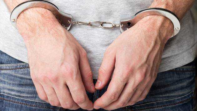 Депутат пробрался в дом соседей и изнасиловал их 15-летнюю дочь