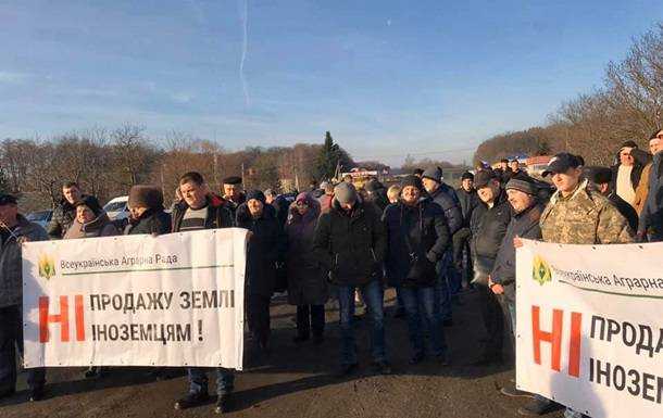 Аграрии перекрыли дороги по всей Украине