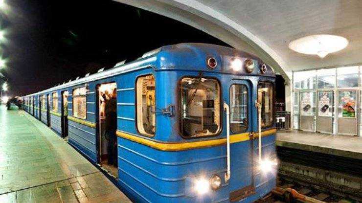 Что надо делать, если случайно упали на рельсы метро