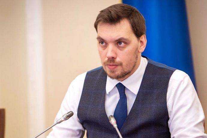 "Дефолт" от Кабмина: деньги закончились, доллар упал, зарплаты под угрозой