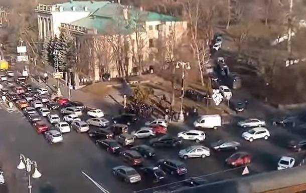В центре Киева компания бросила в полицейских гранату.