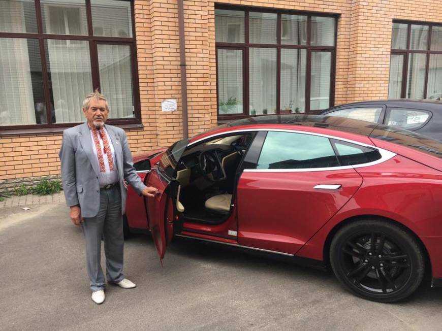 Дедушка на Tesla рассказал, как заработал на такую дорогую машину