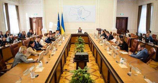 Кабмин "под елочку" положил украинцам приятный подарок