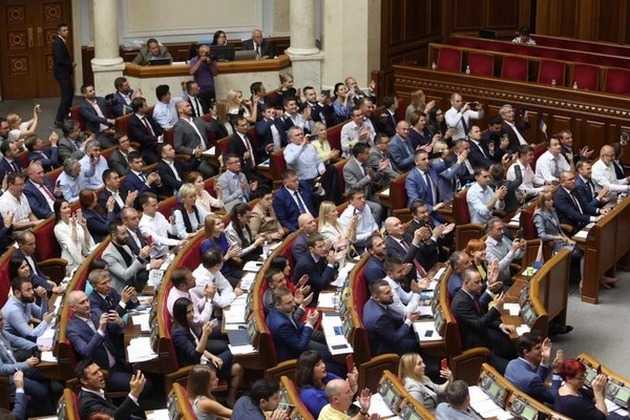 "Слуги народа" взбунтовались и требуют от Зеленского денег