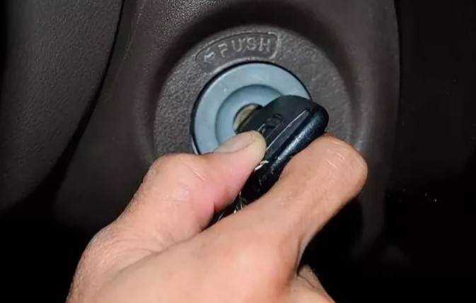 Многие водители забывают это делать, запуская двигатель в мороз