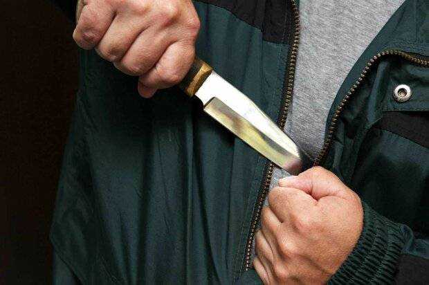 Украинцам показали маньяка с крюком, атакующего людей