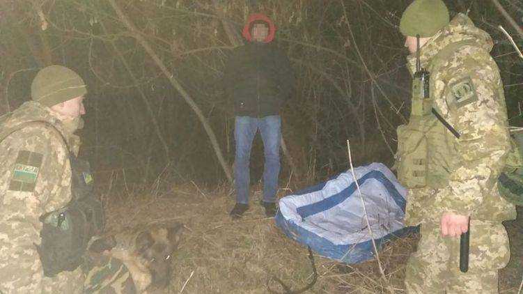 Молдаванин хотел сбежать из Украины в надувном бассейне