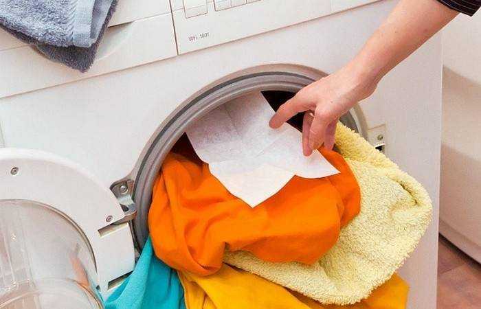 Для чего опытные хозяйки во время стирки кладут в стиралку влажную салфетку