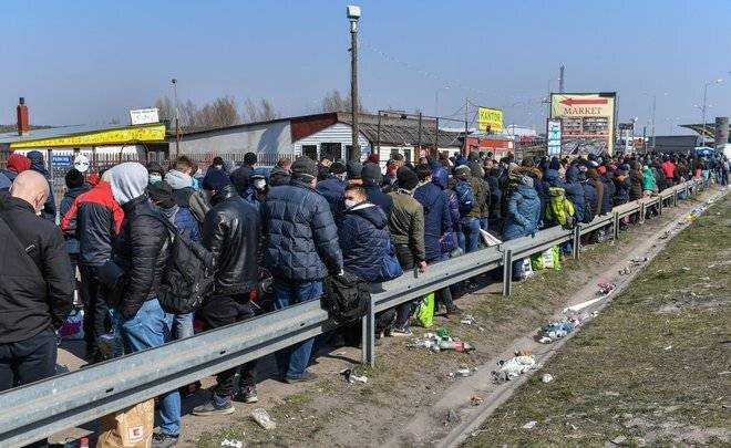 Заробитчан впустят, автобусы - нет: Госпогранслужба объяснила ситуацию на границе
